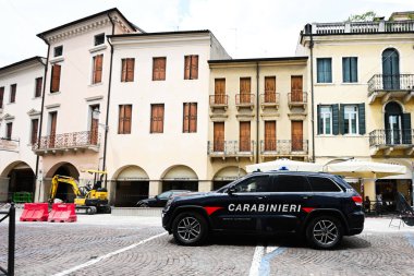 Padova, Italya- Temmuz 05, 2022: polis arabası jandarma Grand Cherokee Padua, Veneto, İtalya 'da. 