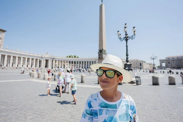 Close Boy Turysta Przed Kościołem Bazyliki Piotra Watykanie — Zdjęcie stockowe