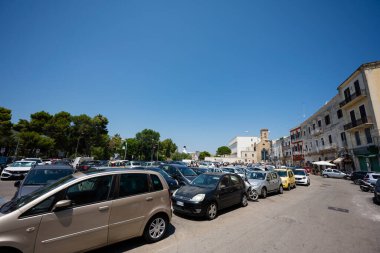 Bari, İtalya - 19 Temmuz 2022: Bari, İtalya 'da sıkışık park halindeki bir sürü araba.