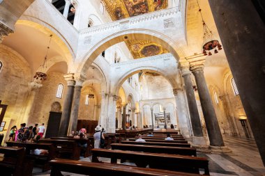 Bari, İtalya - 19 Temmuz 2022: Basilica di San Nicola (Aziz Nicholas) İçişleri. Doğu Avrupa 'dan Romalı Katolikler ve Ortodoks Hıristiyanlar için hacca gidilecek yer.