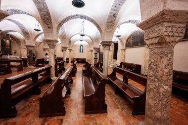 Bari, İtalya - 19 Temmuz 2022: Basilica di San Nicola (Aziz Nicholas) İçişleri. Mezarda Aziz Niklas 'ın Mezarı.