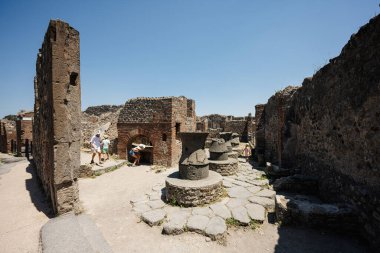 Pompeii antik kentinde yürüyen çocuk turistler, İtalya.