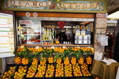 Pompei, İtalya - 20 Temmuz 2022: Pompei, İtalya 'da portakal ve limon standı
