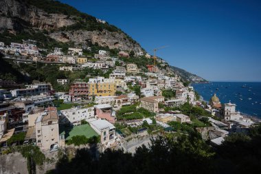 Sahile inen tepelerde otelleri ve evleri olan Positano, İtalya 'nın Campania kentindeki Amalfi Sahili' nde rahat plajlar ve masmavi deniz..
