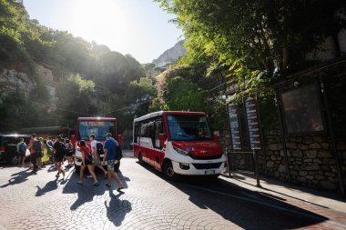 Positano, İtalya - 20 Temmuz 2022: Positano, İtalya 'da turist dolu otobüs durağı.