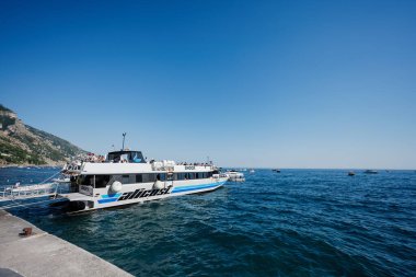 Positano, İtalya - 20 Temmuz 2022: Tyrhenian Denizi, Amalfi Sahili, Positano, İtalya.