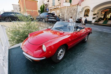 Positano, İtalya - 20 Temmuz 2022: Klasik kırmızı spor araba modeli Alfa Romeo 1300 ayrıca Positano, İtalya 'da Duetto olarak da bilinir..