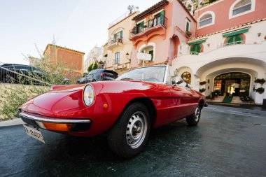 Positano, İtalya - 20 Temmuz 2022: Klasik kırmızı spor araba modeli Alfa Romeo 1300 ayrıca Positano, İtalya 'da Duetto olarak da bilinir..