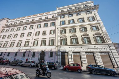 Roma, İtalya - 27 Temmuz 2022: Roma 'nın merkezinde bir motosikletli motosikletli.