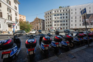 Roma, İtalya - 27 Temmuz 2022: Roma, İtalya 'da Movo' da bir scooter kiralayın.