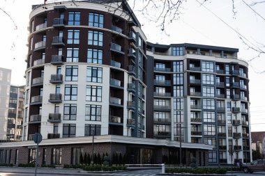 Uzhgorod, Ukrayna - 2 Ocak 2023: Açık sokaktaki yeni apartman binası.