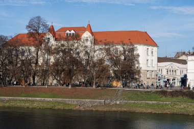 Uzhgorod, Ukrayna - 2 Ocak 2023: Uzh Nehri ve Ukrayna 'daki tiyatro meydanı.
