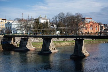 Uzhgorod, Ukrayna - 2 Ocak 2023: Uzhgorod, Ukrayna 'da Uzh nehri üzerindeki köprü.