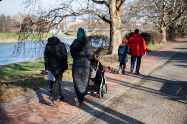 Ailenin arkası parkta yürüyor..