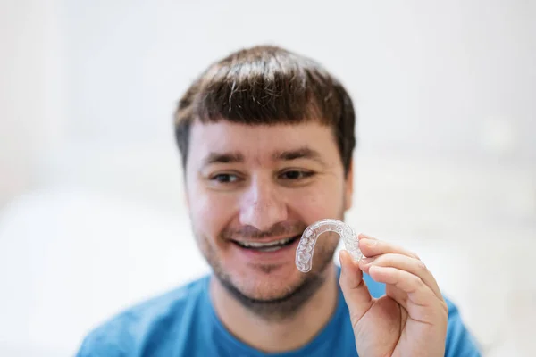 Mobile Orthodontic Appliance Dental Correction Man Wearing Orthodontic Silicone Trainer — Stockfoto