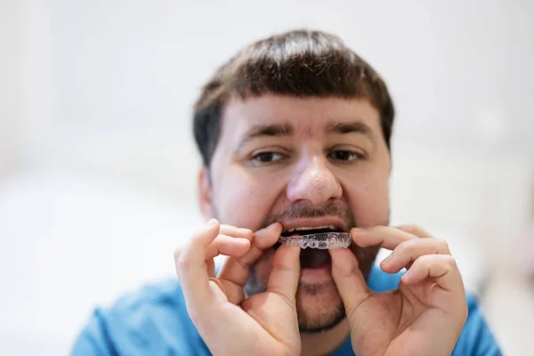 Mobile Orthodontic Appliance Dental Correction Man Wearing Orthodontic Silicone Trainer — Fotografia de Stock