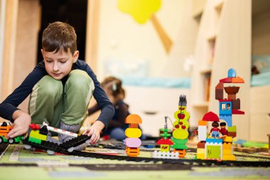 Çocuk eğlencesi, yaratıcı oyun. Erkek ve kız kardeş evde oynuyor..