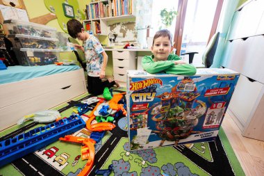 Ternopil, Ukrayna - Şubat 2023: Çocuklar Hot Wheels City Üst düzey Garajı 'nda boks yapıyor, çocuk odasında oynuyor.