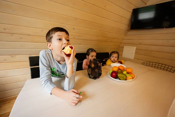 Drei Kinder Essen Wochenende Obst Einem Hölzernen Landhaus Junge Beißt — Stockfoto