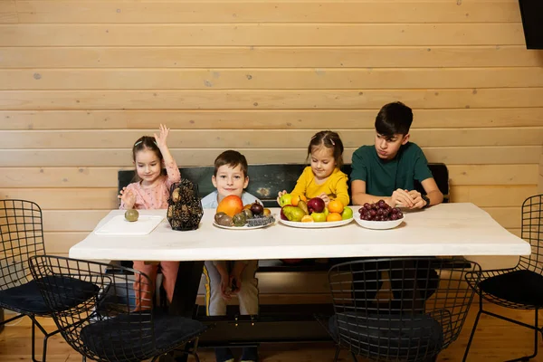 Cuatro Niños Comen Frutas Casa Campo Madera Fin Semana — Foto de Stock