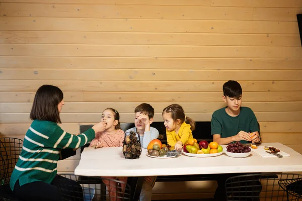 Anya Négy Gyerekkel Gyümölcsöt Eszik Faházban Hétvégén — Stock Fotó