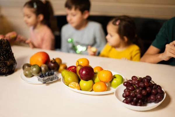 木造カントリーハウスでは週末に4人の子供が果物を食べる — ストック写真