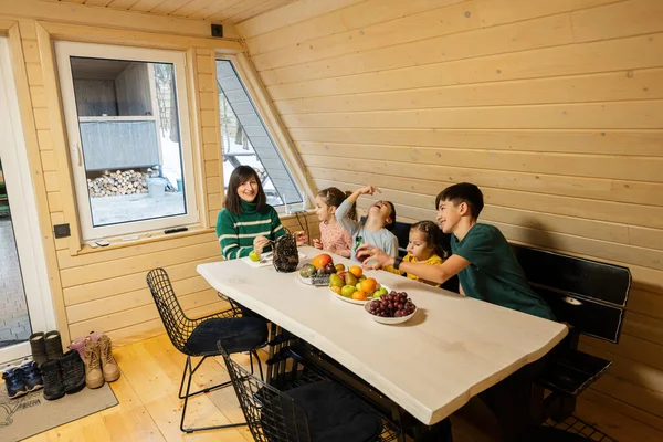 Madre Con Quattro Bambini Mangiare Frutta Casa Campagna Legno Nel — Foto Stock