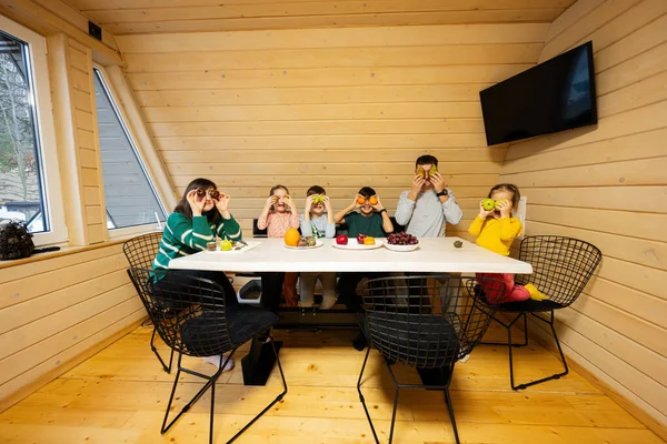 Famille Avec Quatre Enfants Mangent Des Fruits Dans Une Maison — Photo