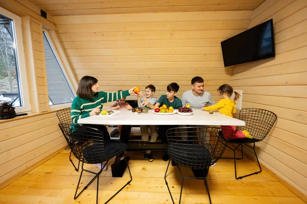 Famiglia Con Quattro Bambini Mangiare Frutta Casa Campagna Legno Nel — Foto Stock