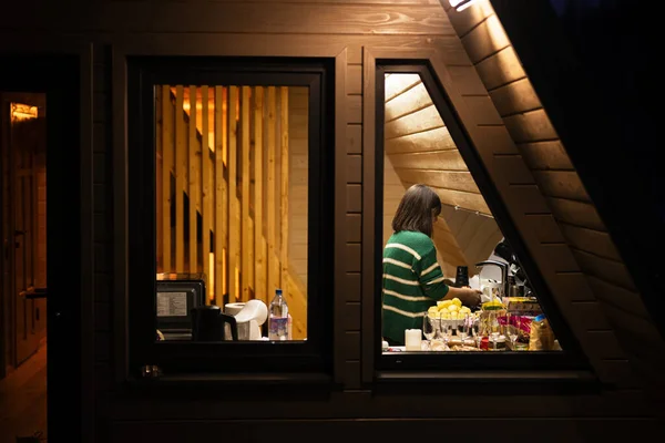 Kvinna Lagar Middag Köket Utsikt Genom Fönstret Ett Lanthus Natten — Stockfoto