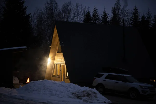 Extérieur Tombée Nuit Cabane Moderne Rondins Triangle Dans Les Montagnes — Photo