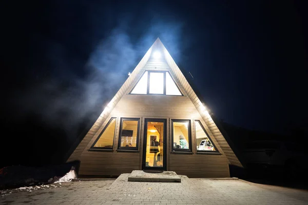 Τρίγωνο Εξοχικό Σπίτι Βράδυ Καπνό Από Φωτιά — Φωτογραφία Αρχείου