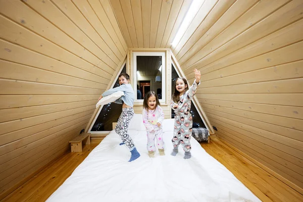 잠옷을 어린이들 집에서 행복의 형제자매들 재미있게 — 스톡 사진