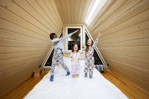 Niños Pijama Suave Cálido Jugando Casa Cabaña Madera Concepto Infancia — Foto de Stock