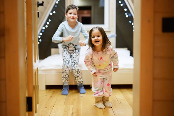 Niños Pijama Suave Cálido Jugando Casa Cabaña Madera Concepto Infancia — Foto de Stock