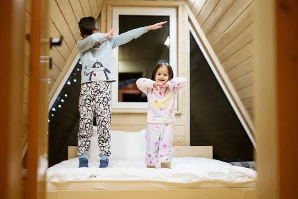 잠옷을 어린이들 집에서 행복의 즐거운 시간을 보내고 형제자매 — 스톡 사진