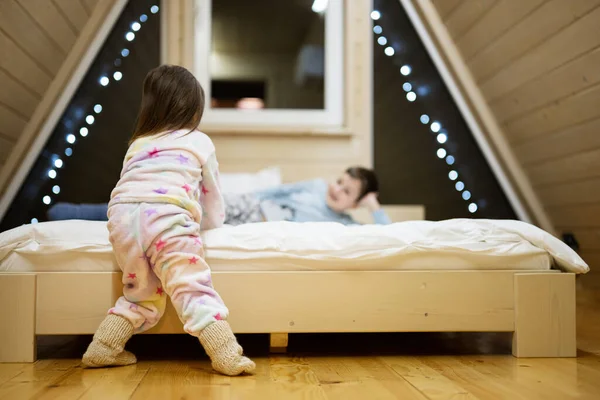 잠옷을 어린이들 집에서 행복의 즐거운 시간을 보내고 형제자매 — 스톡 사진