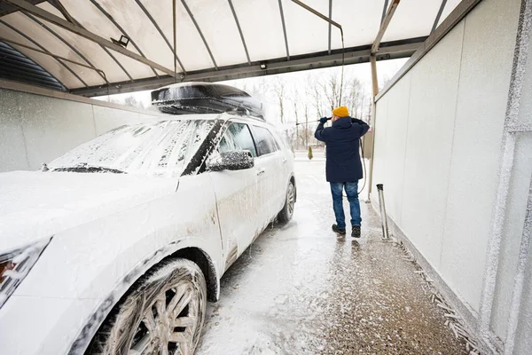 Man Washing High Pressure Water American Suv Car Roof Rack — стоковое фото