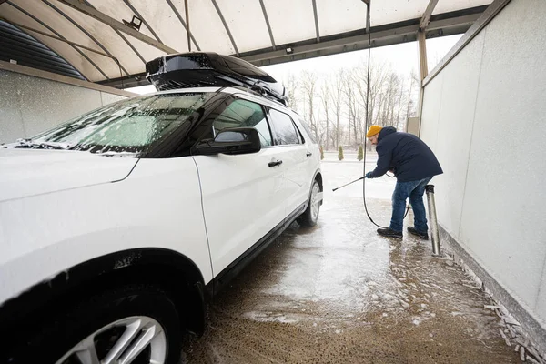 Man Washing High Pressure Water American Suv Car Roof Rack — Foto de Stock