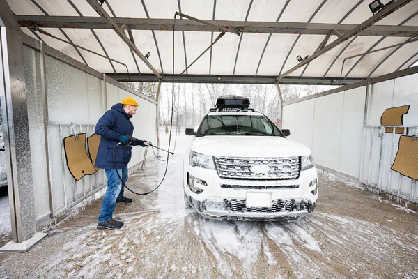 Man Washing High Pressure Water American Suv Car Roof Rack — Foto Stock