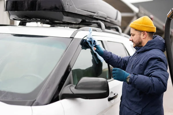 Man Wipes American Suv Car Microfiber Cloth Washing Cold Weather — Fotografia de Stock