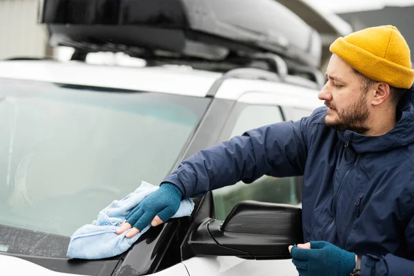 Man Wipes American Suv Car Windshield Microfiber Cloth Washing Cold — Foto de Stock