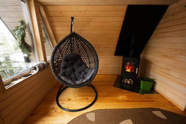 炉灶舒适舒适 让人在寒冷的天气里容易室内取暖 彩蛋秋千 — 图库照片