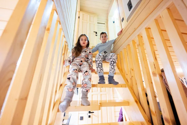 Saudara Dengan Adik Piyama Duduk Tangga Rumah Kabin Kecil Kayu — Stok Foto