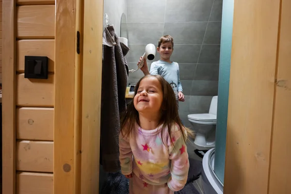 Bruder Trocknet Schwester Haare Mit Einem Fön Badezimmer — Stockfoto