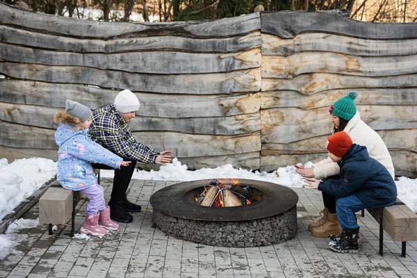 Μητέρα Παιδιά Που Κάθονται Δίπλα Φωτιά Κατασκήνωσης Χειμώνα Στο Δάσος — Φωτογραφία Αρχείου