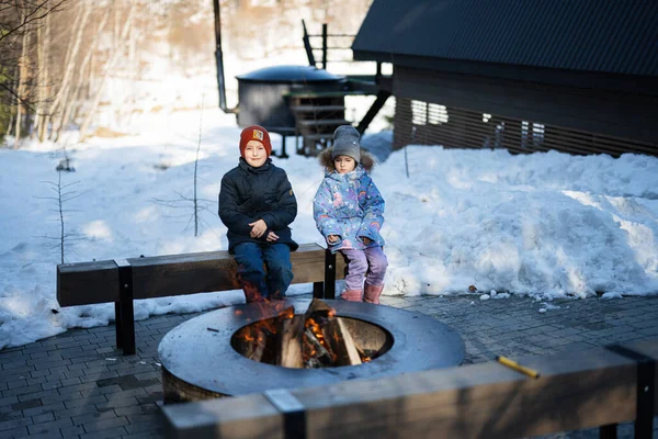 Αδελφός Αδελφή Κάθονται Στο Στρατόπεδο Φωτιά Χειμώνα Κατά Μικροσκοπικό Σπίτι — Φωτογραφία Αρχείου