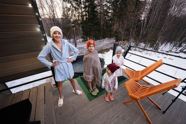 아이들은 오두막 테라스에 뜨거운 욕조에서 목욕을 벽난로가 스칸디나비아의 목욕탕 — 스톡 사진