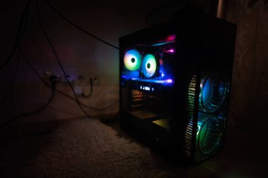 Soğutma ayarlı ve içinde tam RGB ışığı olan oyun bilgisayarı kutusu.