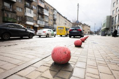 Park sınırlayıcı yuvarlak top. Araba engelleri, şehirdeki trafik kısıtlamaları.